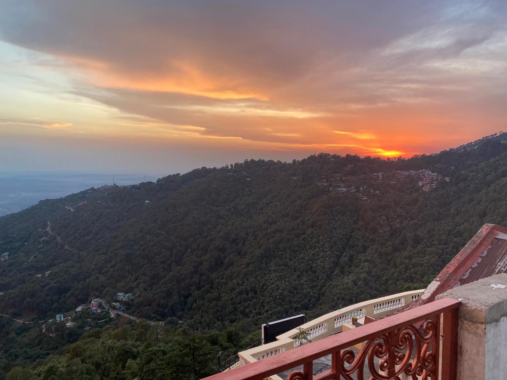 Grand Him Queen Ac Centralized Dharamsala Zewnętrze zdjęcie
