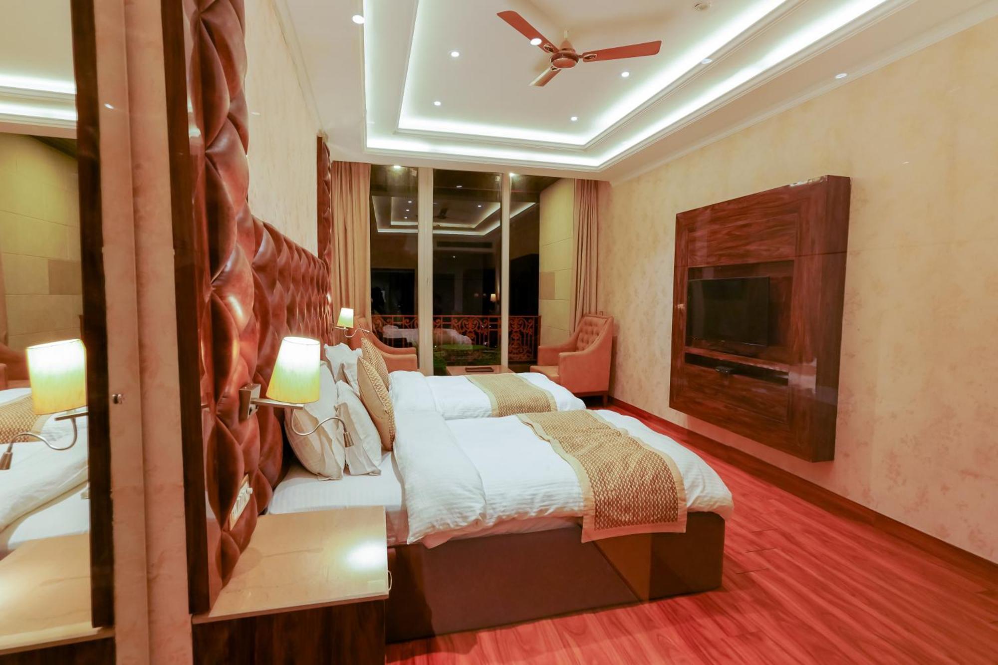Grand Him Queen Ac Centralized Dharamsala Zewnętrze zdjęcie