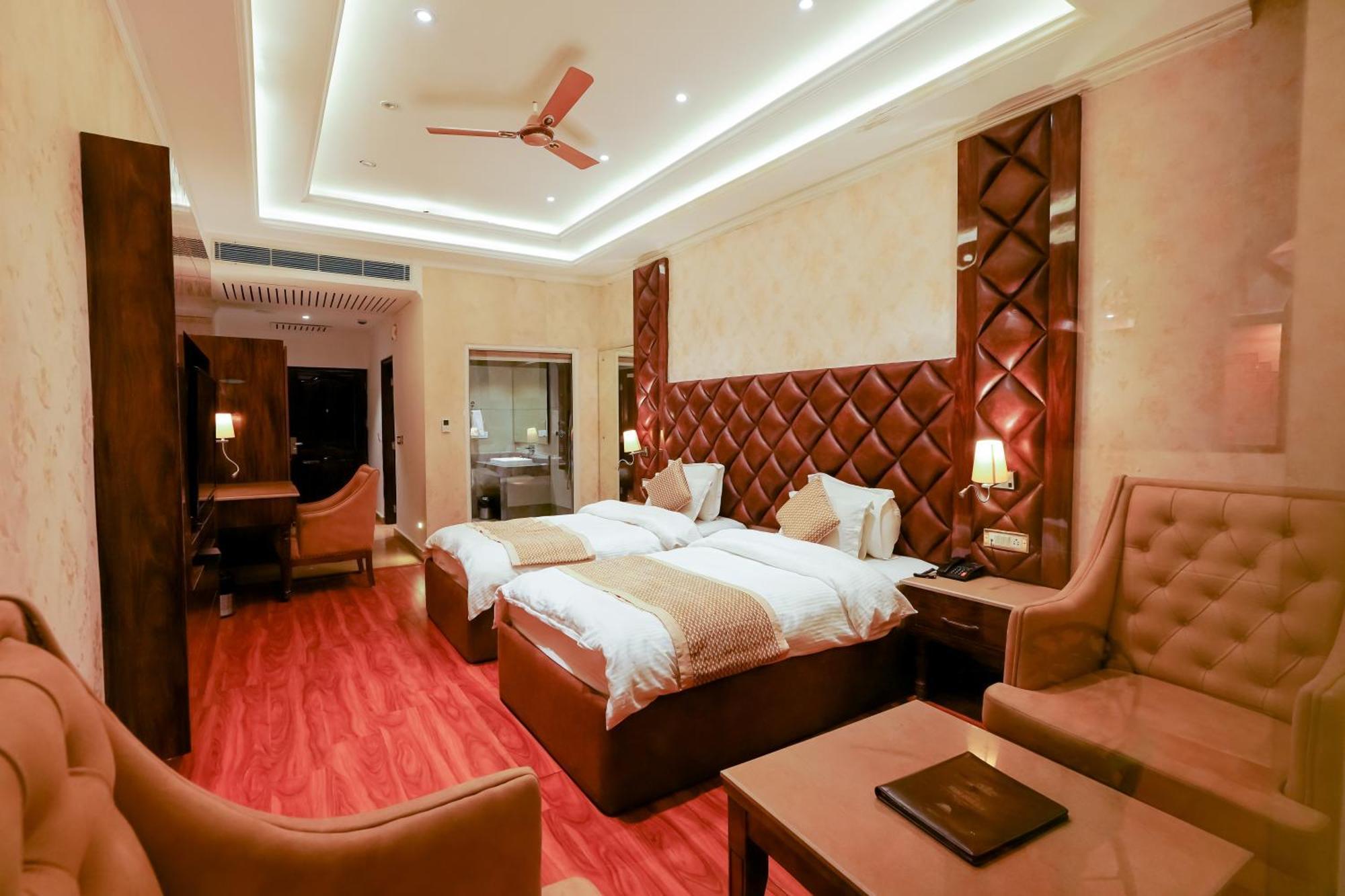 Grand Him Queen Ac Centralized Dharamsala Zewnętrze zdjęcie
