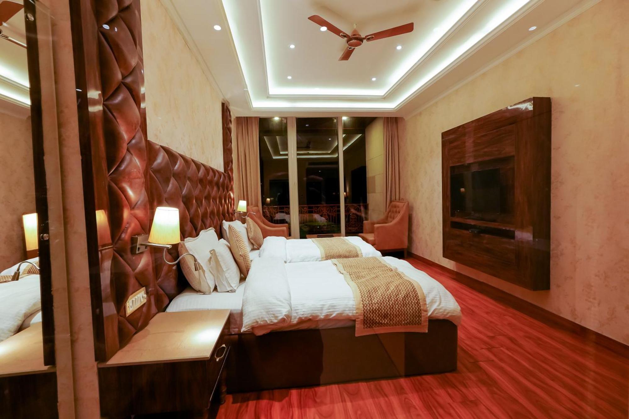 Grand Him Queen Ac Centralized Dharamsala Zewnętrze zdjęcie
