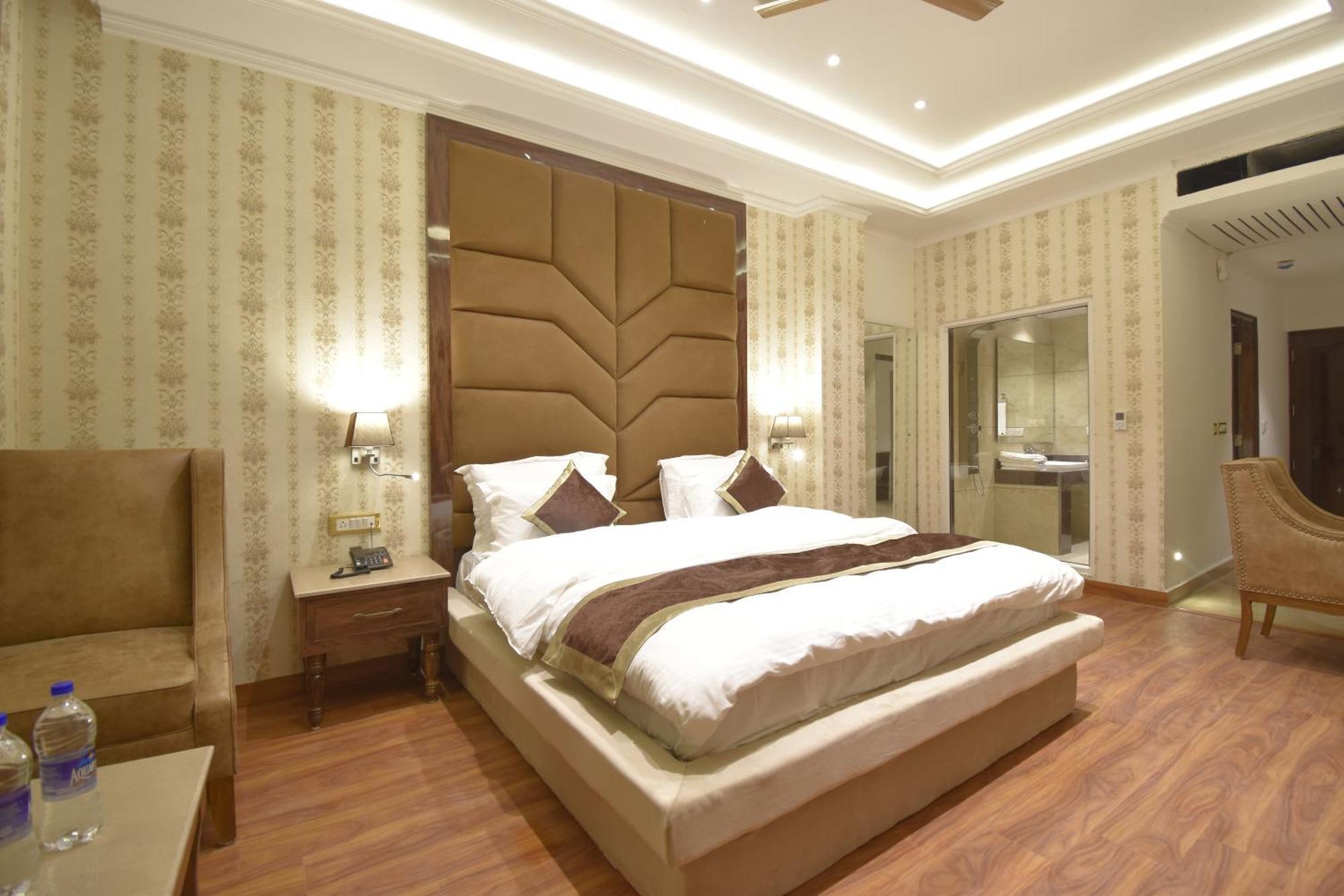 Grand Him Queen Ac Centralized Dharamsala Zewnętrze zdjęcie