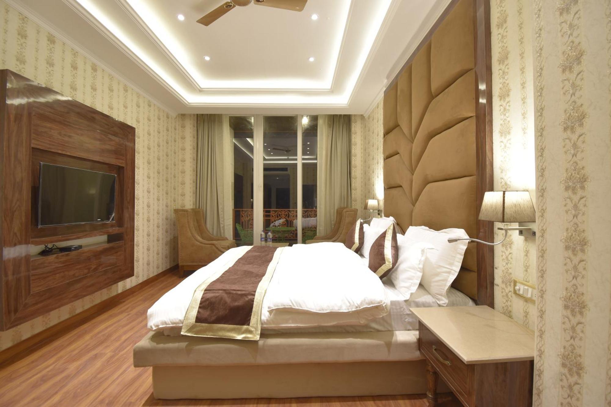Grand Him Queen Ac Centralized Dharamsala Zewnętrze zdjęcie