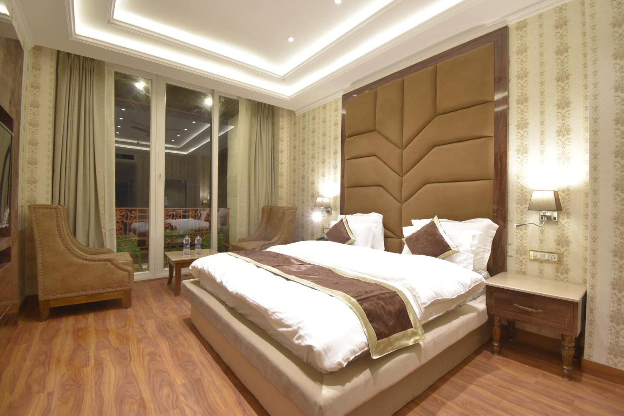Grand Him Queen Ac Centralized Dharamsala Zewnętrze zdjęcie