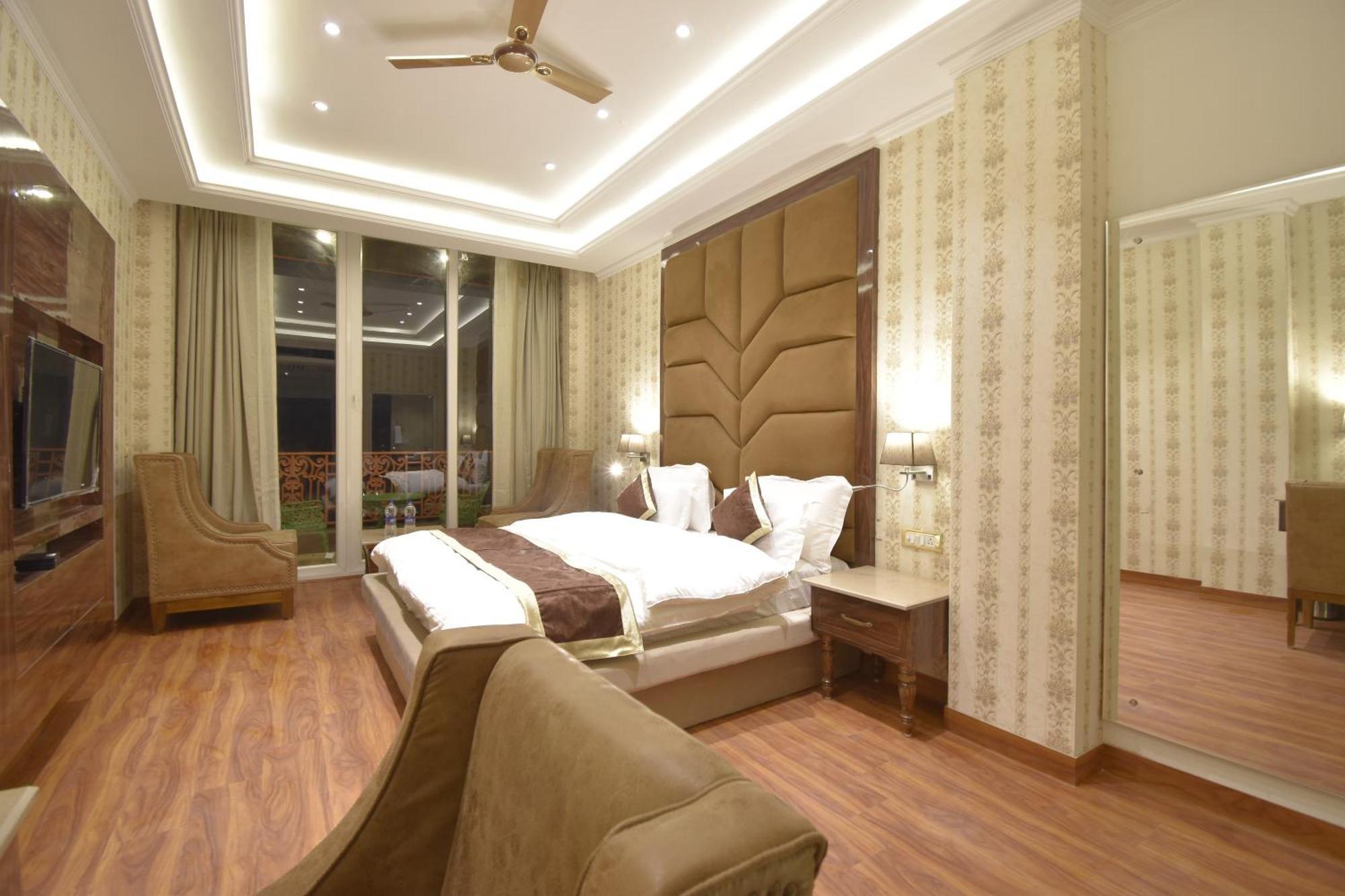 Grand Him Queen Ac Centralized Dharamsala Zewnętrze zdjęcie