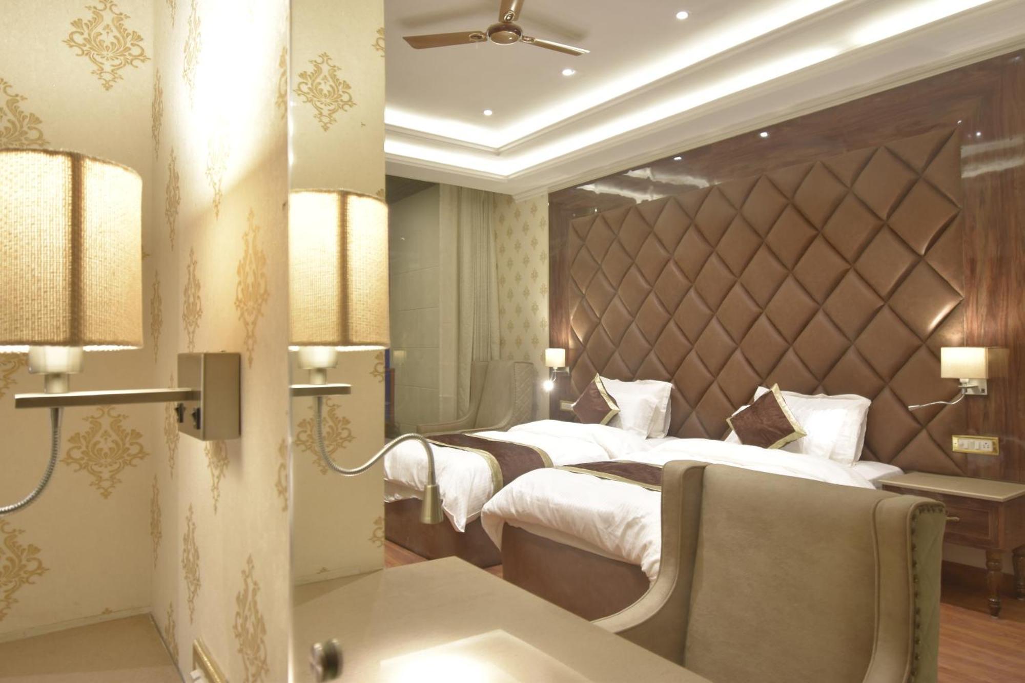 Grand Him Queen Ac Centralized Dharamsala Zewnętrze zdjęcie
