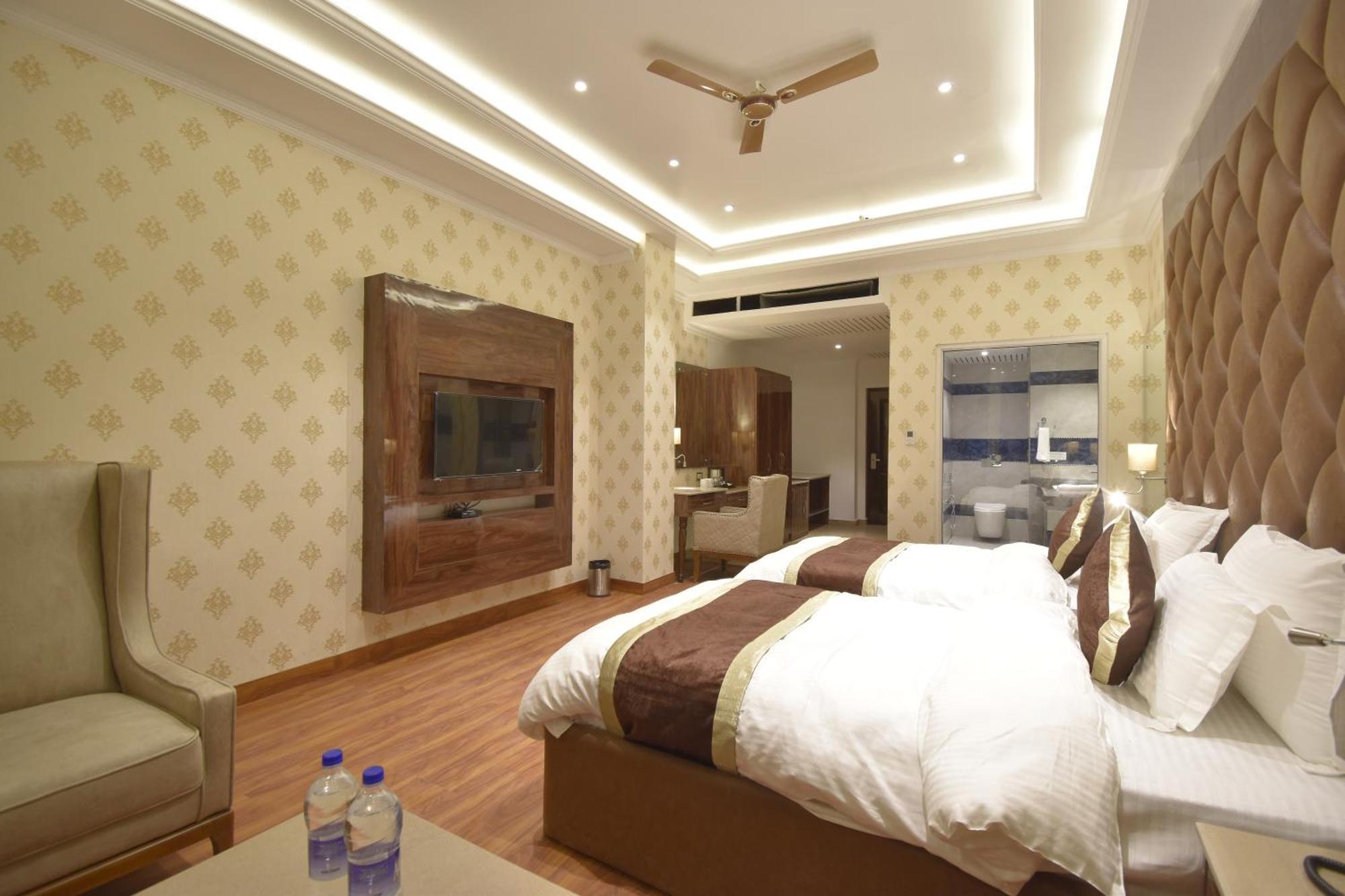 Grand Him Queen Ac Centralized Dharamsala Zewnętrze zdjęcie