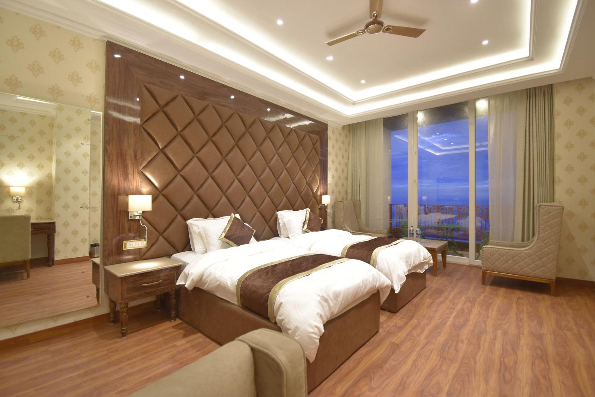 Grand Him Queen Ac Centralized Dharamsala Zewnętrze zdjęcie